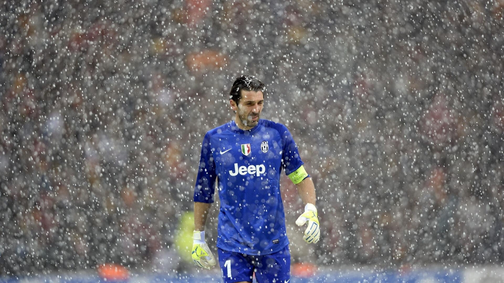 F1赛车赛场焦点!英格兰队对阵意大利队,压哨绝杀,引爆全场观众欢呼