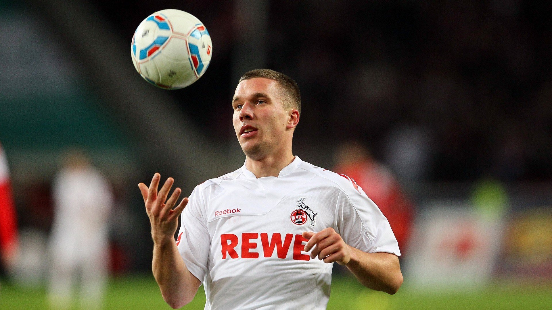 F1赛车赛场焦点!英格兰队对阵意大利队,压哨绝杀,引爆全场观众欢呼